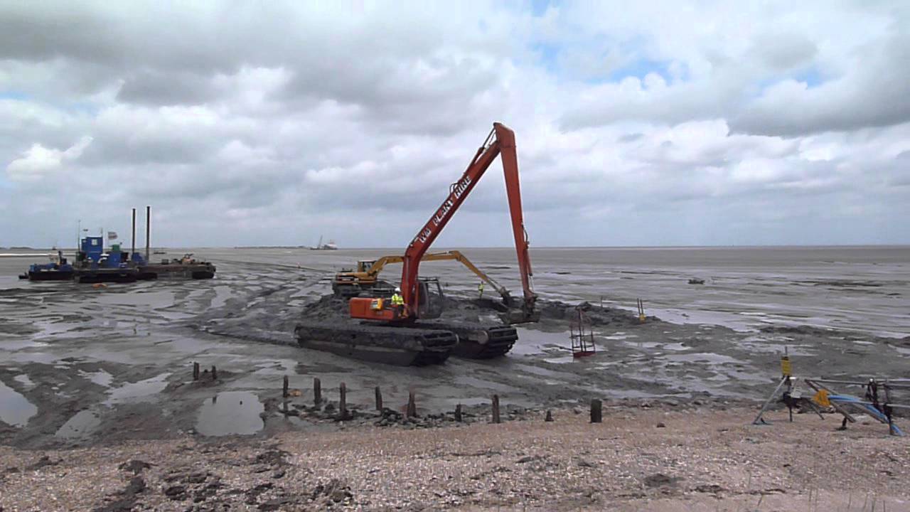 Amphibious long reach excavator in the mud - YouTube