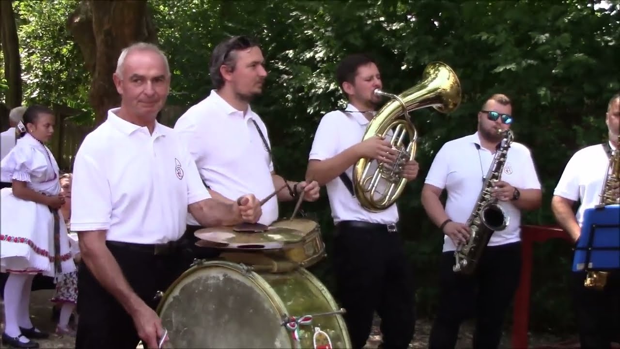 A rimóci rezesbanda zenél a cserháthalápi népdalosok közreműködésével a 2022-es Palócbúcsún..