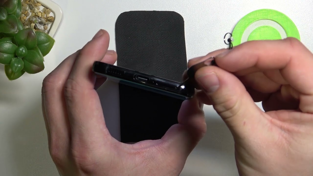 Is the Samsung Galaxy S22 compatible with microSD cards? YouTube