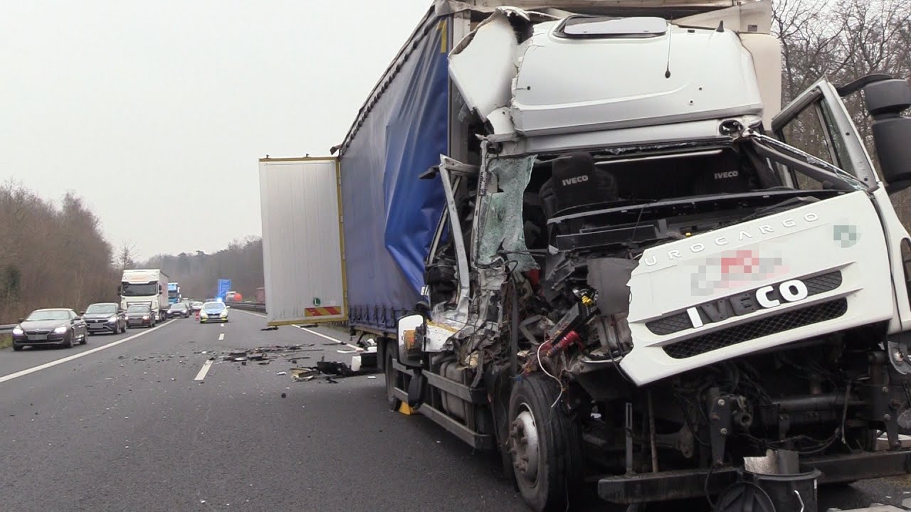 A30 bei Osnabrück - LKW Unfall - Bergung eines Beteiligten