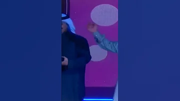 دخول ابو بكر سالم المسرح وتكريمه ويغنى شلنا يابو جناحين ويتحكم ب الفرقه بطريقته الخاصه 