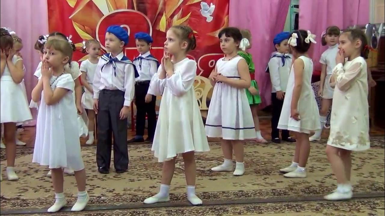 атрибуты на 8 марта для утренников детского. новогодний утренник в старшей группе. начало утренника. утренник в д с 8 марта. елка на утреннике в детском саду.