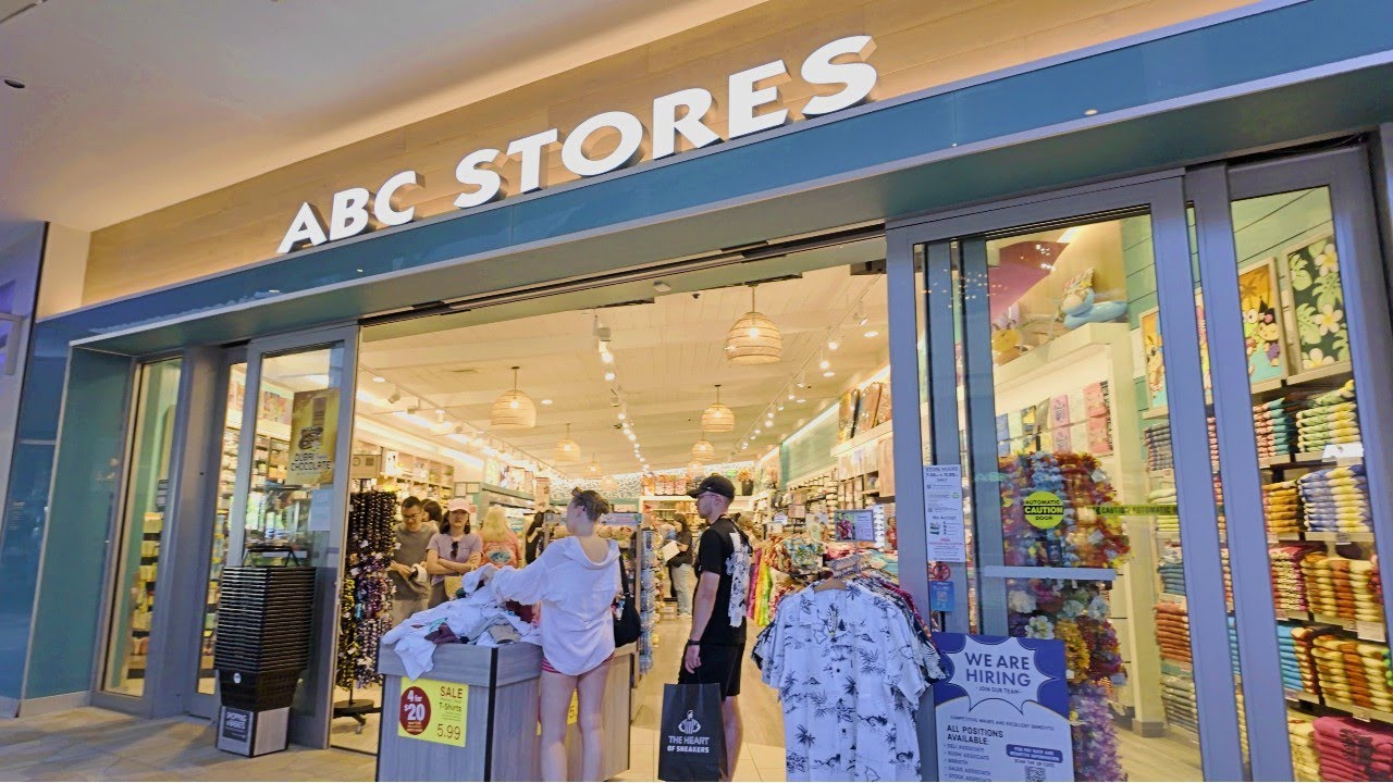 【4K】𝐖𝐀𝐋𝐊 🇺🇸 ABC Stores inside the International Market Place in Waikiki ...