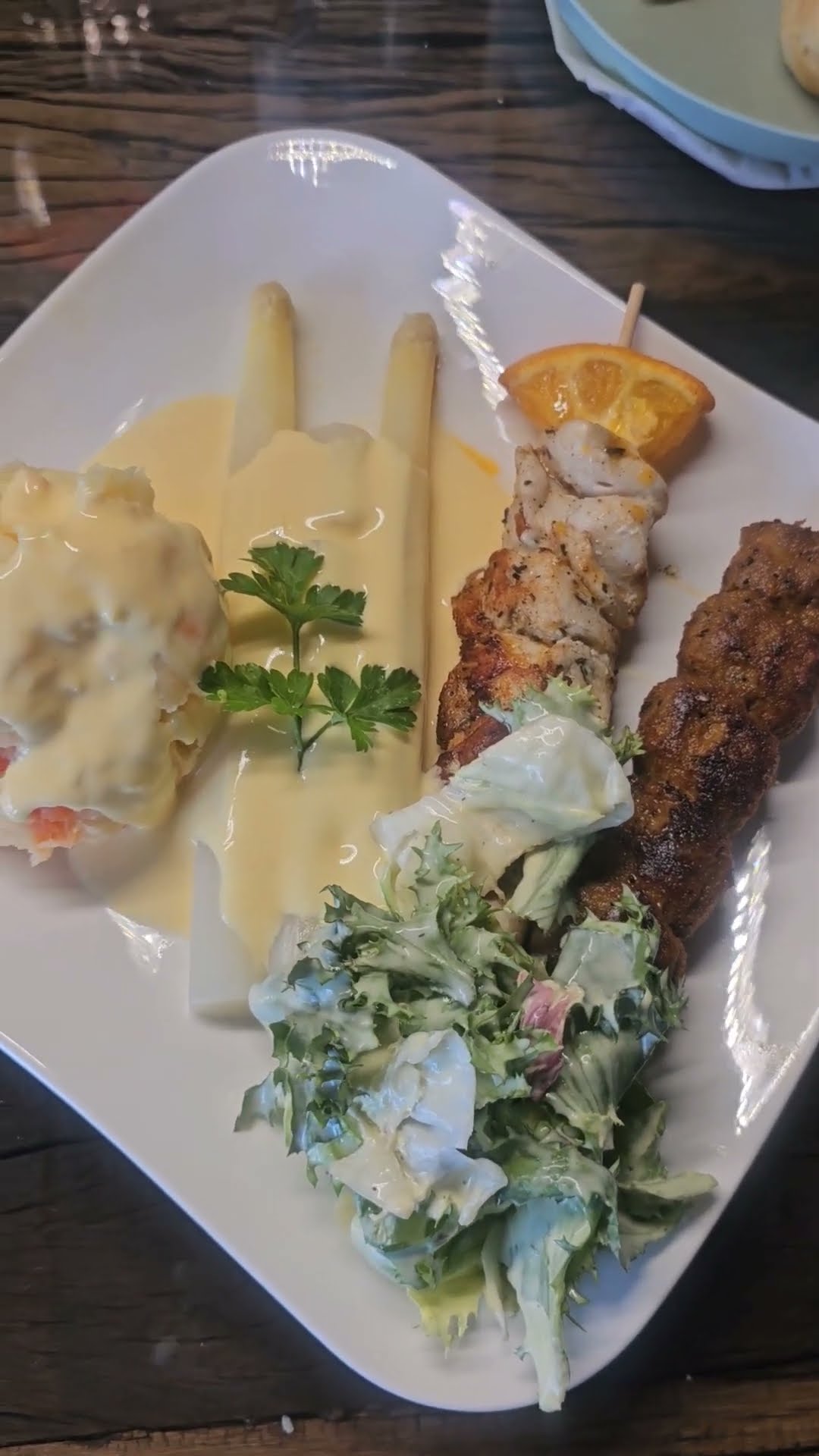 Spargel in Soße Hollandaise, Püree und Putenspieße mit Salat MEGA ...