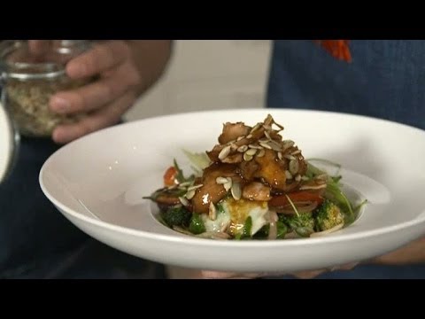 Video: Rökt Kycklingsallad Med Ostchips