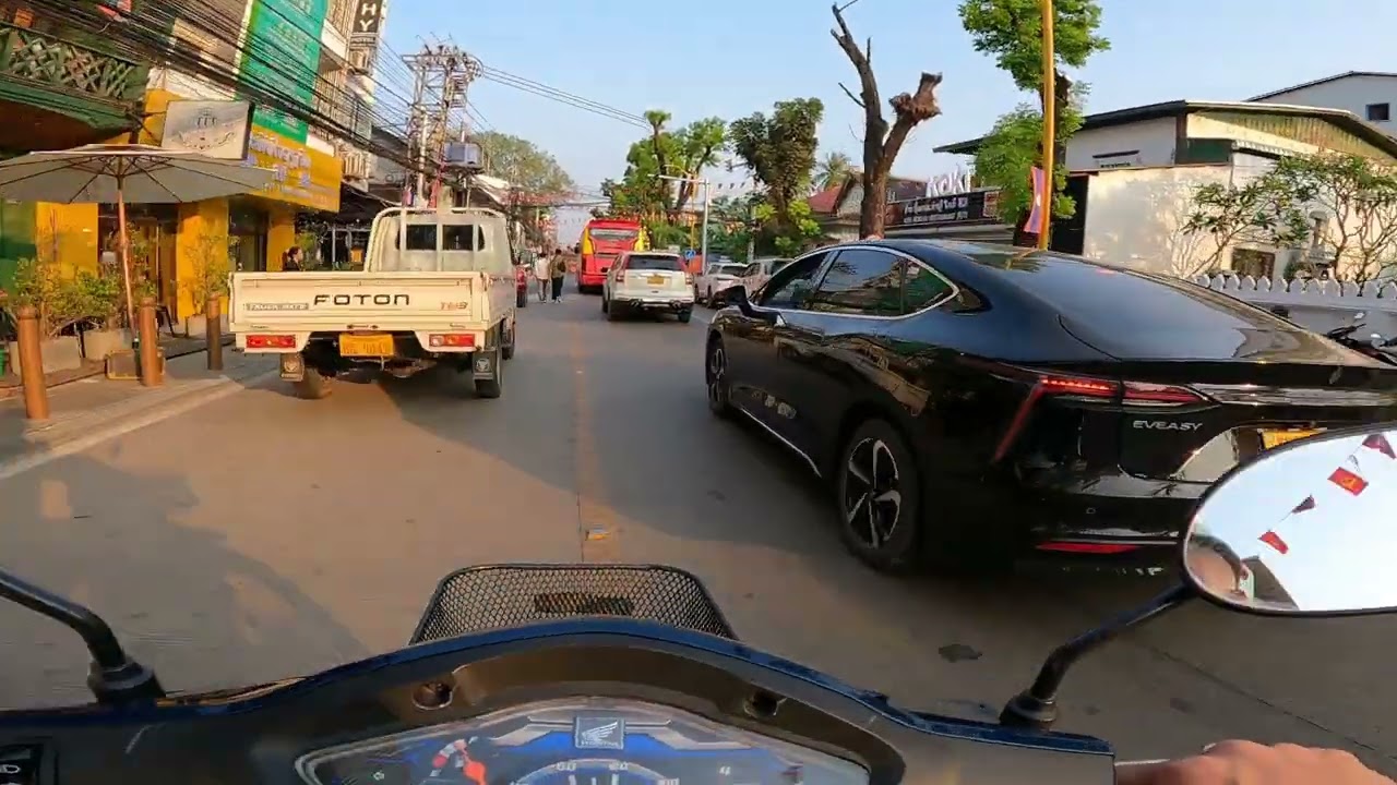 ເລນສັນຈອນຢູ່ຖະຫນົນເສດຖາທິລາດລ້າສຸດ,ຕະຫລາດຂົວດິນ,ປະຕໄຊຍາມແລງ อัพเดทเวียงจันทน์ยามเย็นล่าสุด