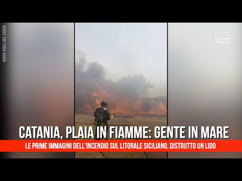 Catania, Plaia in fiamme: gente in mare