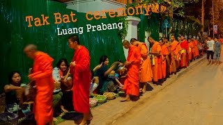 Лаос. Луангпрабанг. Церемония кормления буддистских монахов / Luang Prabang.  Tak Bat  ceremony