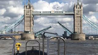 В Лондоне во время разведения сломался Тауэрский мост.