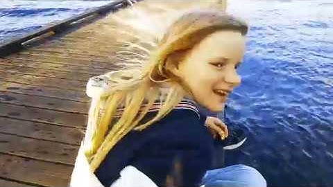 S7 on the Zhiyun Smooth Q - cinematic sample