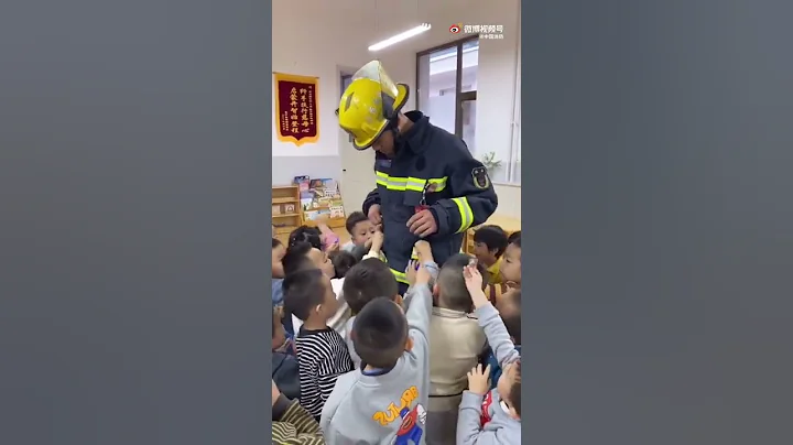 【萌娃团团围住消防员猛塞糖】近日，山西吕梁，消防员现身幼儿园进行消防宣传。小萌娃们将消防蜀黍团团围住，纷纷将自己最爱的糖果送给消防员。网友：这满满的爱，甜到蓝朋友的心坎里呀！ - 天天要闻