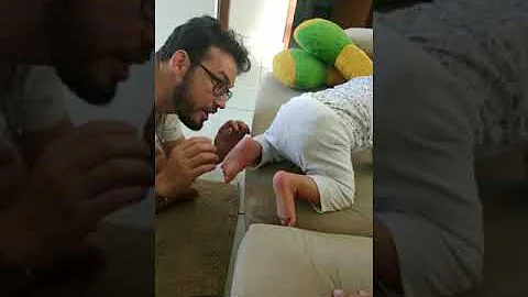 Como ensinar bebê a descer do sofá?