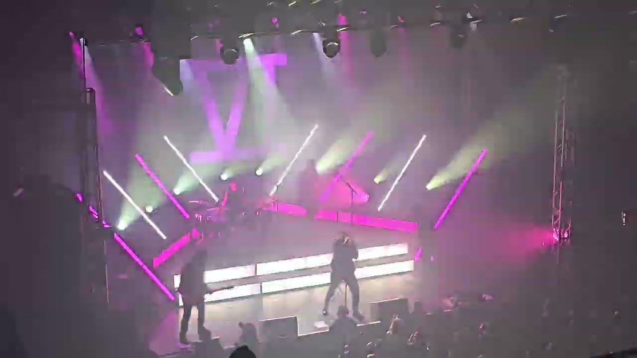 You Me At Six - Loverboy - Live @ O2 Academy, Leeds - 4K 60fps **Flash warning**