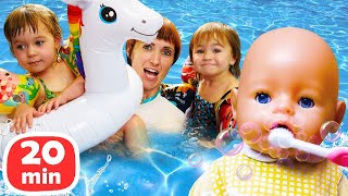 Bianca spielt mit Baby Born Puppen. Spielspaß im Schwimmbad. Kinder Video