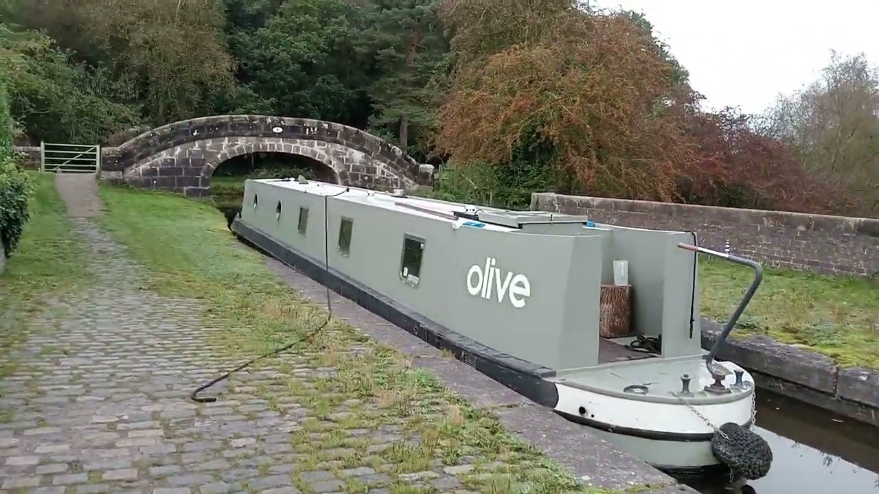 Caldon Canal crosses over itself at Hazelhurst