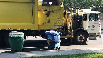 AutoCar ACX Heil DuraPack Python 410416 On Recycle