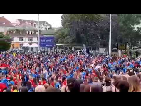 NOVOSADSKI MATURANTI RASPALILI UŽIČKO KOLO (17.maj 2019.) / Graduates dance Serbian "kolo"