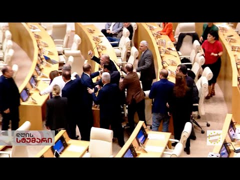 \"ოცნების\" დეპუტატმა ენმ-ის წევრებს შეურაცხყოფა მიაყენა, წითლიძისთვის მიკროფონის ჩარტყმა სცადა