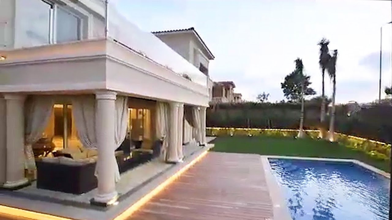 فيلا للبيع تشطيبات خاصة جداً بالفرش والاجهزة داخل كمبوند دقيقة من الجامعه الامريكية بالتجمع الخامس