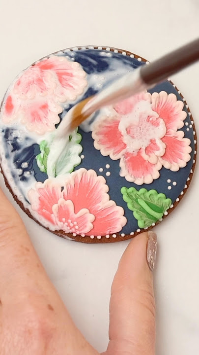 I destroyed this cookie 🤦🏻‍♀️ #cookiefail #decoratingcookies #royalicing