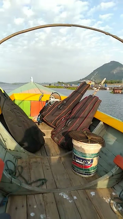 Story' wa ig naik perahu di sore hari yang cerah