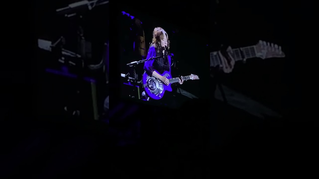 Bonnie Raitt at Tanglewood (6/18/2022)  (from the screen)