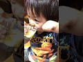 美味しいの顔。動画撮ってて左利きって知った。。笑