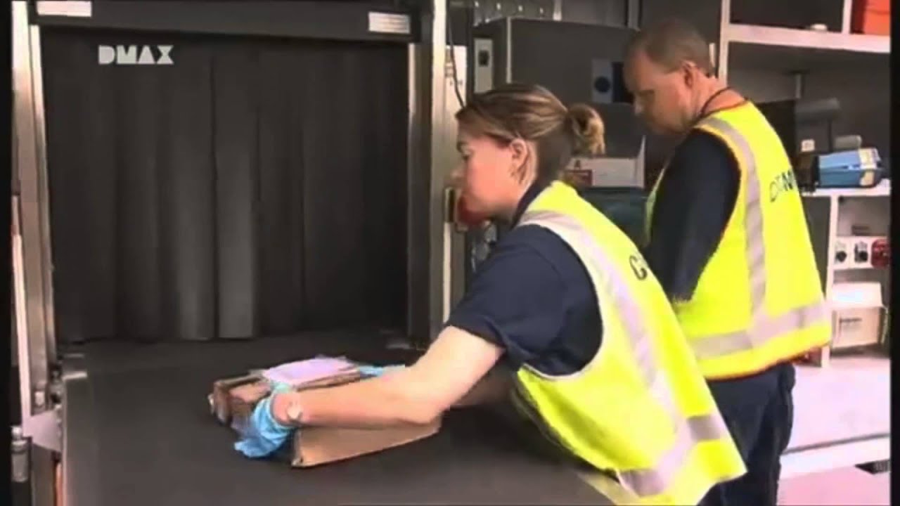 [Airport Security YTP] GERRY SCOTTI tenta di introdursi clandestinamente con passacazzi falsi