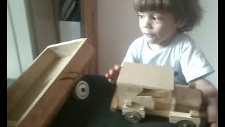 Gabriel brincando com carrinho.