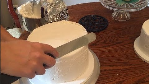 Basic Cake Decorating Tutorial - How to release, level, and frost a cake