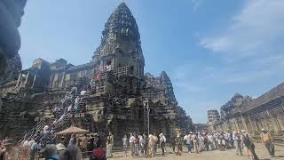 មនុស្សច្រើនមែនមកទស្សនា Angkor Wat Third Floor So Busy