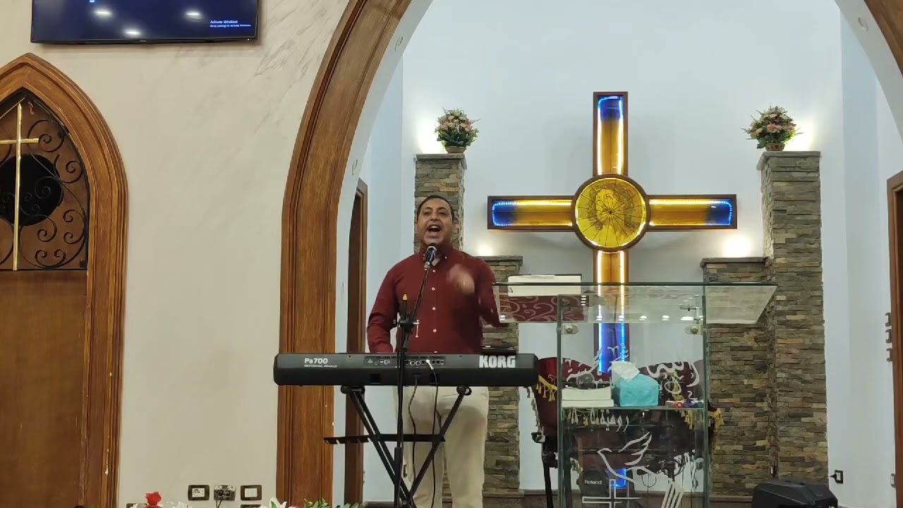 المرنم بيتر عجيب  ميدلي : احبك + مستحق + انت اللحن كنيسة المسيح قبة الهواء