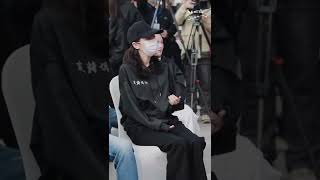 20220308 迪丽热巴《公诉精英》坐在第一排自娱自乐的懵宝