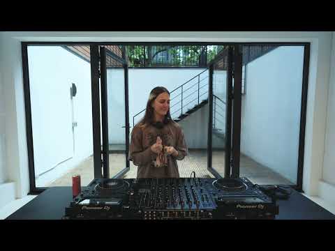 Into The Light 004 - NYC with Nicky Elisabeth