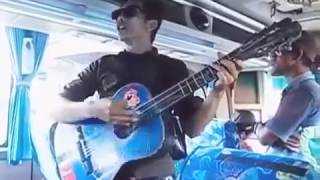 PENGAMEN LUCU INI BIKIN PENUMPANG SATU BUS KETAWA NGAKAK