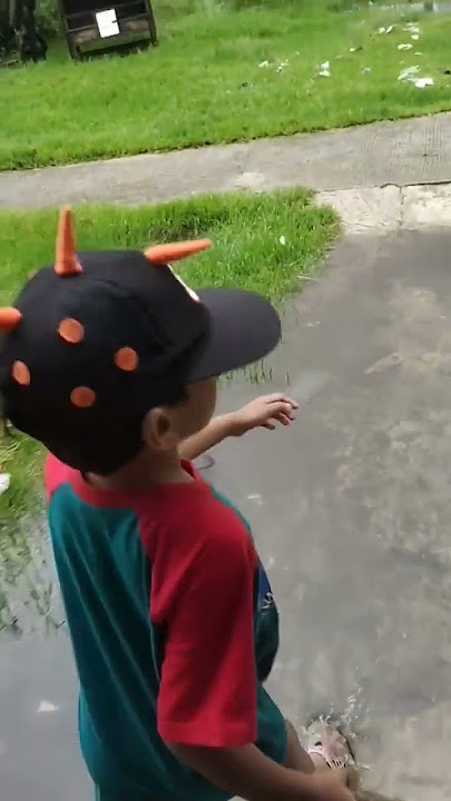 Cari ikan di tempat banjir