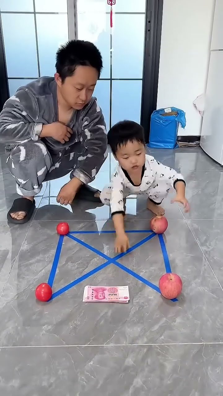 父子两玩游戏，还是儿子聪明#Cute baby#Cute#呆萌小米宝#聪明宝宝#萌娃