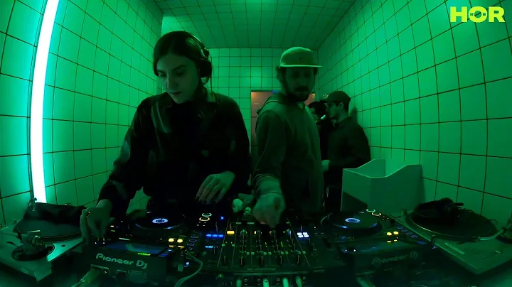 Polyglott #4 - Katzele B2B Alicia Carrera / Decemb...
