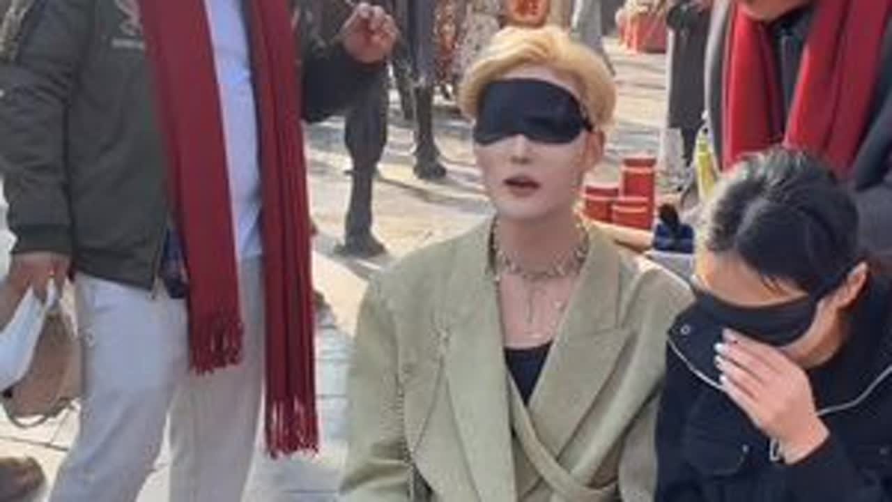 这街上太热闹了#户外搞笑#娱乐撩妹#搞笑视频 #看一遍笑一遍