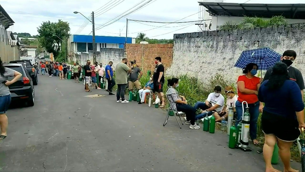 People Line Up To Refill Empty Oxygen Tanks As Stock Runs Short In Northern Brazil | Afp