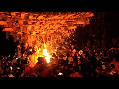 野沢温泉 道祖神火祭り・4K - YouTube