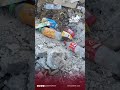 منظر مؤسف أمام مقر جماعة سيروا إقليم ورزازات بسبب تراكم النفايات