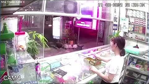 Cô Gái Đứng Hình Trước Cặp Đôi Vờ Mua Thuốc Để Cướp Hộp 