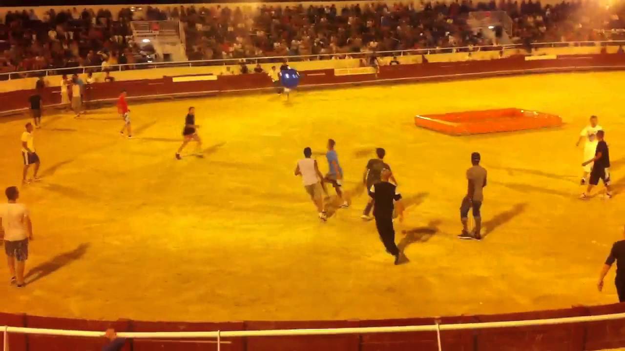 Toro piscine cap d'agde 2011 - YouTube
