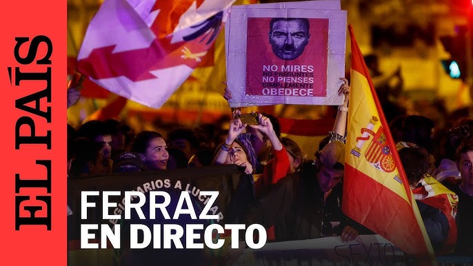 La manifestación en Ferraz insinúa que unas muñecas hinchables son las  ministras