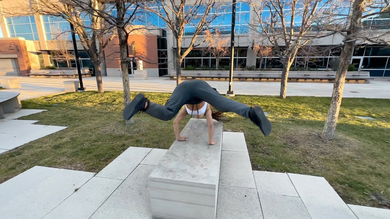 Butterfly vault (knee-high wall)