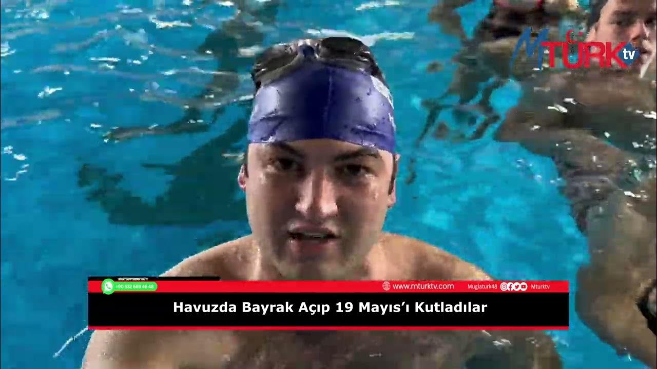 Havuzda Bayrak Açıp 19 Mayıs’ı Kutladılar