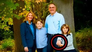 Family Takes Photo Wife Files for Divorce After Seeing This Detail