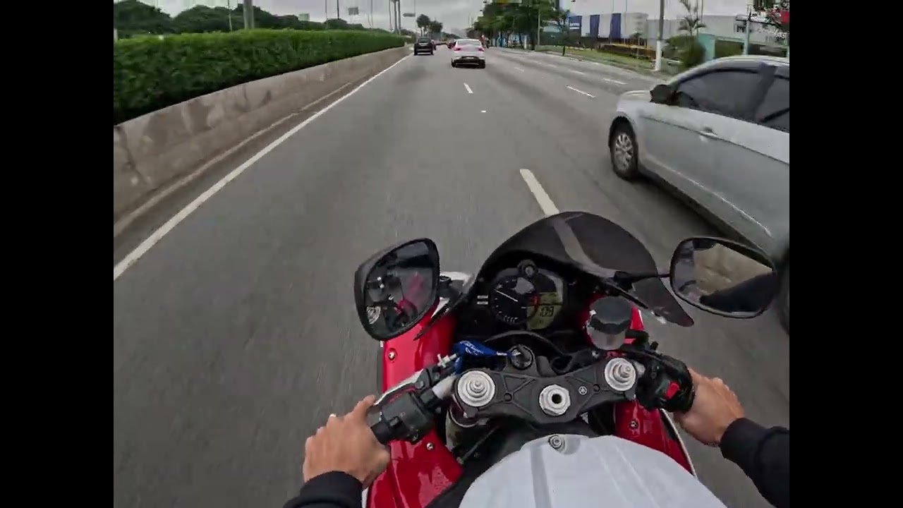 Adestrando uma r1 no trânsito 