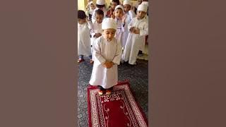 Anak-anak berdoa salat